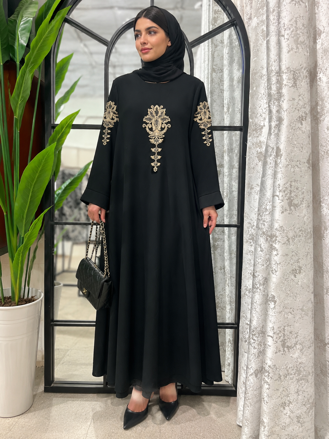 مانتو پیراهن عبایی روی استین جلو کار گلدوزی پشت کار زیپ یقه گرد دوتا جیب کاربردی جنس الیزه کره ای