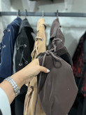 بارونی جنس چرم سیلیکونی تماماآسترکشی شده بندگت مناسب اندام تنظیم میشه کمر روی آستین بند کارشد یک کار ضدآب پرفروش ترین بشدت شیک خاص